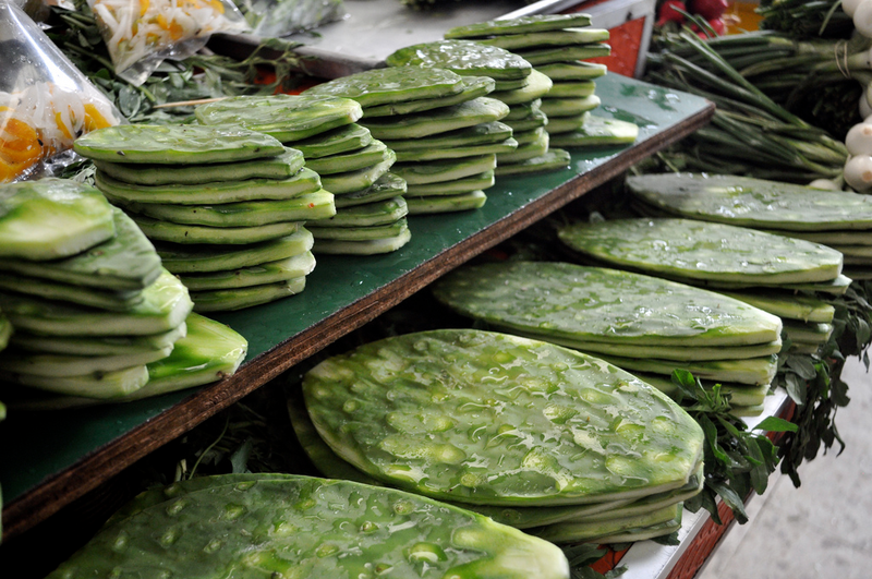 Uncooked nopales for sale at a Mexican market. Image: https://www.flickr.com/photos/katiebordner/5973819985